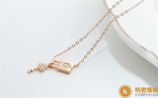 如何看出天蝎男喜欢一个人,天蝎男喜欢你的细节