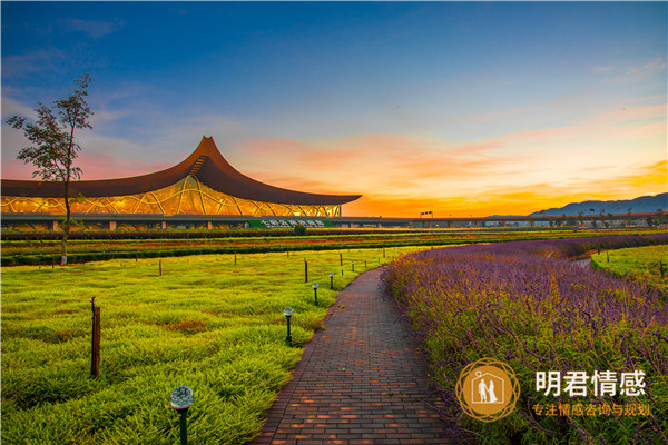 女生暗恋你最准的表现,怎么看出女生暗恋你