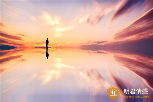 分手了怎么挽回女朋友?别再傻乎乎的就知道服软、跪舔