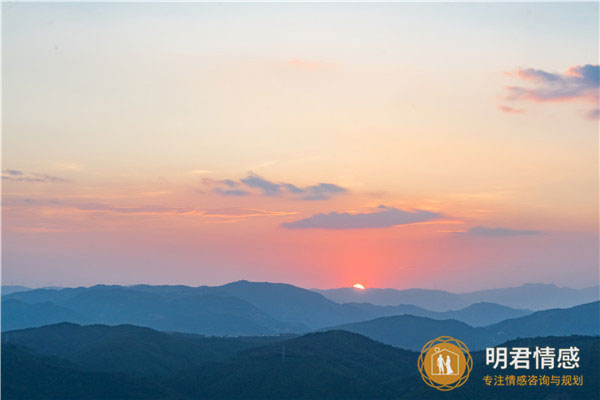 分手一个月后男人心态,男人分手后的几个阶段心态变化